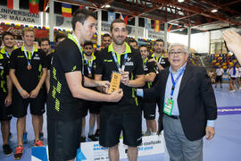 Entrega de trofeo. España tercera clasificada en la categoría masculina. Ceremonia de clausura del Campeonato del Mundo Universitario de Balonmano. Antequera. Julio de 2016