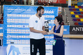 Entrega de trofeo. Ceremonia de clausura del Campeonato del Mundo Universitario de Balonmano. Antequera. Julio de 2016