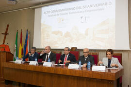 Mesa presidencial del acto conmemoración del 50 Aniversario de la Facultad de Económicas. Facultad de Ciencias Económicas y Empresariales. Octubre de 2015
