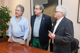 Juan Antonio García Galindo, Jose Ángel Narváez y Juan de Dios Mellado tras la firma del convenio para la donación del archivo fotográfico y la colección completa del Diario 16. Facultad de Ciencias Económicas y Empresariales. Marzo de 2015