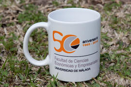 Taza conmemorativa. Semana del Patrón. Facultad de Ciencias Económicas y Empresariales. Marzo de 2015