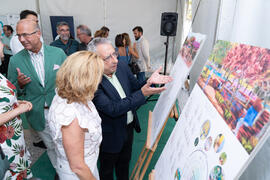 José Ángel Narváez y Carmen Sánchez momentos posteriores a la colocación de la primera piedra del huerto urbano y el parque frutal de la Universidad de Málaga. Campus de Teatinos. Julio de 2019