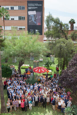 Foto de grupo tras el acto conmemorativo del 50 Aniversario de la Facultad de Económicas. Facultad de Ciencias Económicas y Empresariales. Octubre de 2015
