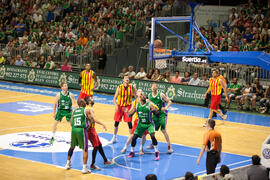 Jugada de baloncesto. Homenaje del Unicaja Baloncesto a la Facultad de Económicas en su 50 Aniversario. Palacio de Deportes José María Martín Carpena. Mayo de 2015