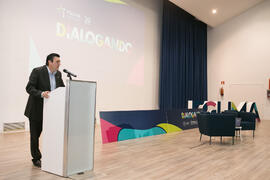 Fabián Arrebola presenta la conferencia "Dialogando" con Chema Alonso. Salón de actos de la E.T.S.I Informática y Telecomunicaciones. Abril de 2017