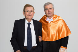 Retrato familiar de José Emilio Navas previo a su investidura como Doctor "Honoris Causa" por la Facultad de Ciencias Económicas y Empresariales de la Universidad de Málaga. Edificio del Rectorado. Abril de 2017