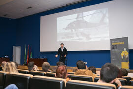 David Meca pronuncia su conferencia "Gestión del talento". Seminario "Emprende 21". Paraninfo. Noviembre de 2017