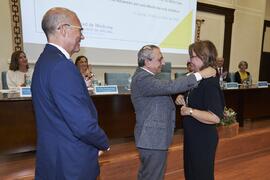 Entrega de la Medalla de Oro de la Facultad de Medicina de la Universidad de Málaga a Yolanda García Calvente en la celebración de su 50 Aniversario. Facultad de Medicina. Octubre de 2022