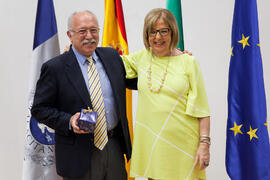 Retrato con la rectora en el homenaje a los jubilados y al personal que cumple 25 años de servicio en la UMA. Paraninfo. Mayo 2015