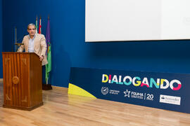 Antonio María Lara presenta la conferencia "Dialogando" con Marta Flich. Paraninfo. Noviembre de 2017