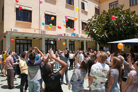 Suelta de globos en la fiesta del Día del Español. Centro Internacional de Español de la Universidad de Málaga. Junio de 2016