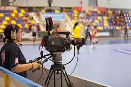 Cámara grabando el partido Rumanía - España. Categoría femenina. Campeonato del Mundo Universitario de Balonmano. Antequera. Julio de 2016