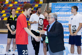 Entrega de trofeo. Ceremonia de clausura del Campeonato del Mundo Universitario de Balonmano. Antequera. Julio de 2016