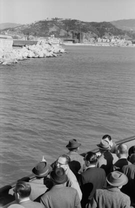 Visita de D. Jorge Vigón Suero-Díaz, Ministro de Obras Públicas junto a otras personalidades. Puerto de Málaga. Febrero de 1963