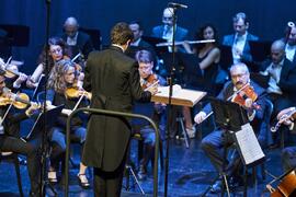 José Luis López Antón dirige a la Orquesta Sinfónica de Málaga. Concierto Conmemorativo del 50 Aniversario de la Universidad de Málaga. Auditorio Edgar Neville, Málaga. Junio de 2022