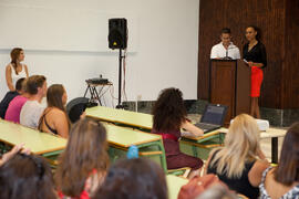 Intervención de los alumnos Valerio Ciruelo y Hazel Susan Harrison. Graduación en el CIE de la Universidad de Málaga. Centro Internacional de Español. Agosto de 2014