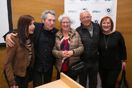 Foto de grupo tras la conferencia de Miguel Ríos "La música como testimonio de la Transición" del ciclo "Historia, documentos y sociedad". Edificio del Rectorado. Abril de 2019