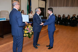 Entrega de distinción a la brillante trayectoria de un alumno. Celebración de San Lucas. Facultad de Medicina. Noviembre de 2019