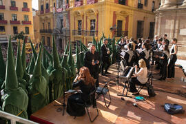 Coro Oficial de la Universidad de Málaga. Acto de la Hermandad de los Estudiantes en la Catedral. Plaza del Obispo, Málaga. Abril de 2019