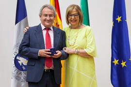 Retrato con la rectora en el homenaje a los jubilados y al personal que cumple 25 años de servicio en la UMA. Paraninfo. Mayo 2015
