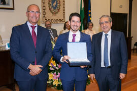 Entrega de distinción a la brillante trayectoria de un alumno. Celebración de San Lucas. Facultad de Medicina. Noviembre de 2019