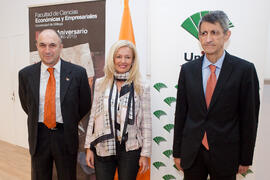 Eugenio José Luque, María Jesús Morales y José Manuel Domínguez antes del homenaje de Unicaja a la Facultad de Económicas. Paraninfo. Abril 2015