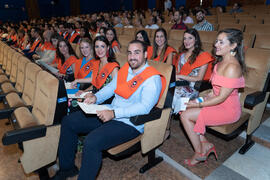 Grupo de alumnas y alumnos. Graduación de Másters de la Facultad de Ciencias Económicas y Empresariales de la Universidad de Málaga. Paraninfo. Junio de 2019