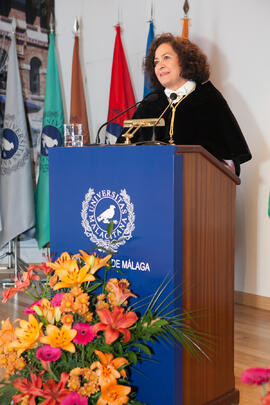 Pilar Aranda en la imposición de la Medalla de Oro de la Universidad de Málaga a la Universidad de Granada. Paraninfo. Diciembre de 2016