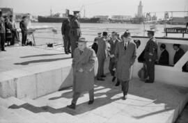 Visita de D. Jorge Vigón Suero-Díaz, Ministro de Obras Públicas junto a otras personalidades. Puerto de Málaga. Febrero de 1963