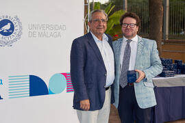 José Ángel Narváez y Juan José Hinojosa. Homenaje al personal jubilado o que cumple 25 años de servicio en la Universidad de Málaga. Jardín Botánico. Junio de 2022
