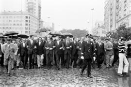 Primeras autoridades locales encabezan la manifestación por la concesión de una universidad para Málaga. Acera de la Marina. Noviembre, 1971.