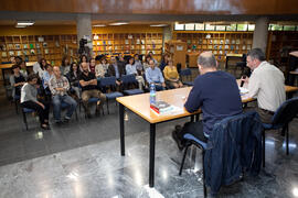 Asistentes a la presentación de la novela 'El protegido', de Pablo Aranda. Biblioteca General. Abril 2015