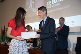 Entrega del séptimo premio a Elena de la Vega. Entrega de premios en el Paraninfo de la Universidad de Málaga. Olimpiada Española de Economía, Fase Nacional. Junio de 2015