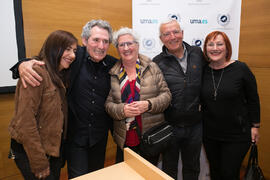 Foto de grupo tras la conferencia de Miguel Ríos "La música como testimonio de la Transición" del ciclo "Historia, documentos y sociedad". Edificio del Rectorado. Abril de 2019