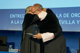 Entrega de la Medalla de Oro de la Universidad de Málaga a la Universidad de Córdoba. Paraninfo. Junio de 2023