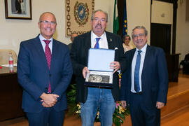 Entrega de galardón a Miguel Ángel Olalla Herrera. Celebración de San Lucas. Facultad de Medicina. Noviembre de 2019