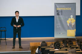 David Meca pronuncia su conferencia "Gestión del talento". Seminario "Emprende 21". Paraninfo. Noviembre de 2017