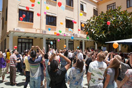 Suelta de globos en la fiesta del Día del Español. Centro Internacional de Español de la Universidad de Málaga. Junio de 2016