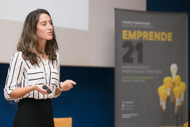 Intervención de Sara Carmona en la conferencia "Emprendimiento y promoción del territorio" junto a Míriam García. Seminario "Emprende 21". Paraninfo. Noviembre de 2017