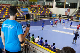 Un voluntario graba el partido Japón - Corea del Sur. Categoría masculina. Campeonato del Mundo Universitario de Balonmano. Antequera. Julio de 2016