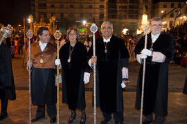 Adelaida de la Calle, José Manuel Roldán y Antonio Ramírez de Arellano junto a otros representantes de la Universidad de Málaga en el desfile procesional de la Hermandad de los Estudiantes. Málaga. Abril de 2014