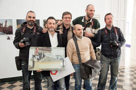 Participantes junto al ganador del concurso Málaga 2013: Un año de fotoperiodismo en la I Edición de la entrega de premios. La Térmica. Febrero de 2014