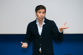 David Meca pronuncia su conferencia "Gestión del talento". Seminario "Emprende 21". Paraninfo. Noviembre de 2017