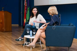 Isabel Ladrón de Guevara y Marta Flich. Conferencia "Dialogando". Paraninfo. Noviembre de 2017
