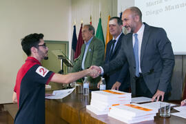 Entrega de mención especial. Facultad de Ciencias Económicas y Empresariales. Junio de 2018