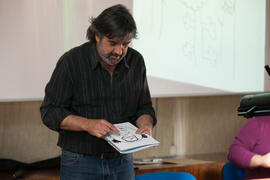 Ángel Idígoras en el espectáculo "Espejismos en su tinta. Magia dibujada". Facultad de Ciencias Económicas y Empresariales. Marzo de 2016