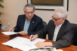 Firma del convenio para la donación del archivo fotográfico y la colección completa del Diario 16. Facultad de Ciencias Económicas y Empresariales. Marzo de 2015