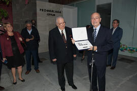 Entrega de placa conmemorativa. Inauguración de la plaza Pintor Eugenio Chicano. Málaga. Noviembre de 2016