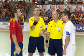 Capitanes y árbitros. Partido España contra Bielorrusia. 14º Campeonato del Mundo Universitario de Fútbol Sala 2014 (FUTSAL). Antequera. Julio de 2014