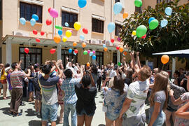 Suelta de globos en la fiesta del Día del Español. Centro Internacional de Español de la Universidad de Málaga. Junio de 2016